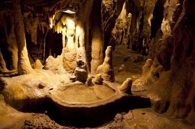 Interior de una de las cuevas de Ortigosa..