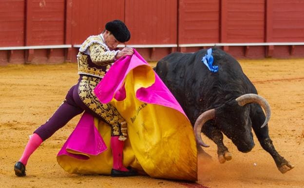 Urdiales a la verónica en Sevilla hace tres años con un toro de Jandilla 