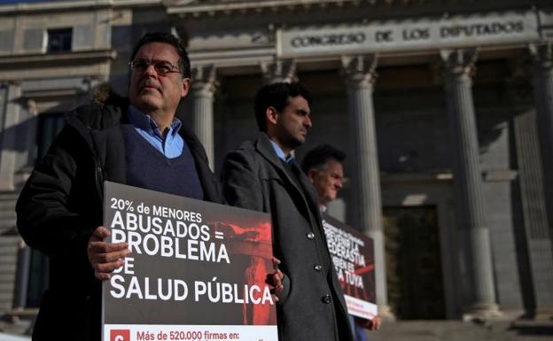 Víctimas de abusos sexuales se concentran en el Congreso de los Diputados.