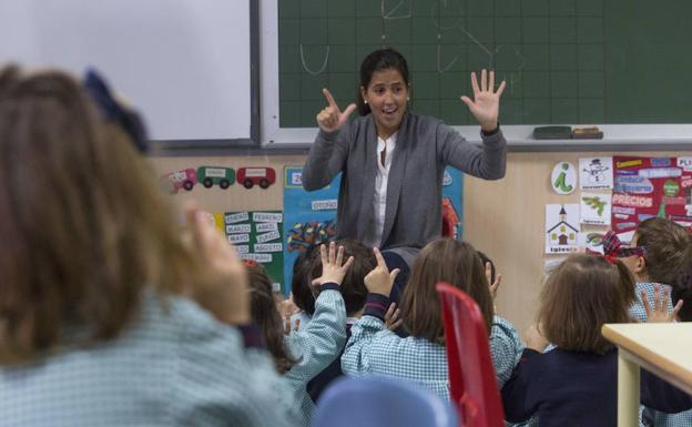 Una profesora imparte clase a un grupo de niños de educación especial.