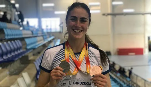 Patricia Ortega luce las dos medallas conseguidas en la pista cubierta de Antequera. 