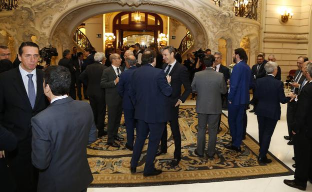 Imagen principal - Arriba, invitados al encuentro celebrado en el Casino de Madrid. Abajo, imagen de familia de la delegación riojana, con José Ignacio Cenicieros a la cabeza, que a continuación aparece departiendo con el presidente de la CEOE, Antonio Garamendi, en presencia de Leonor González Menorca y el presidente de la Cámara de Comercio, Jaime García Calzada .