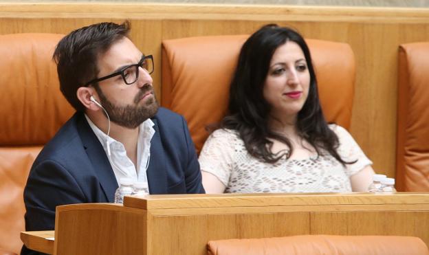Diego Ubis y Rebeca Grajea, en el Parlamento. :: j. marín