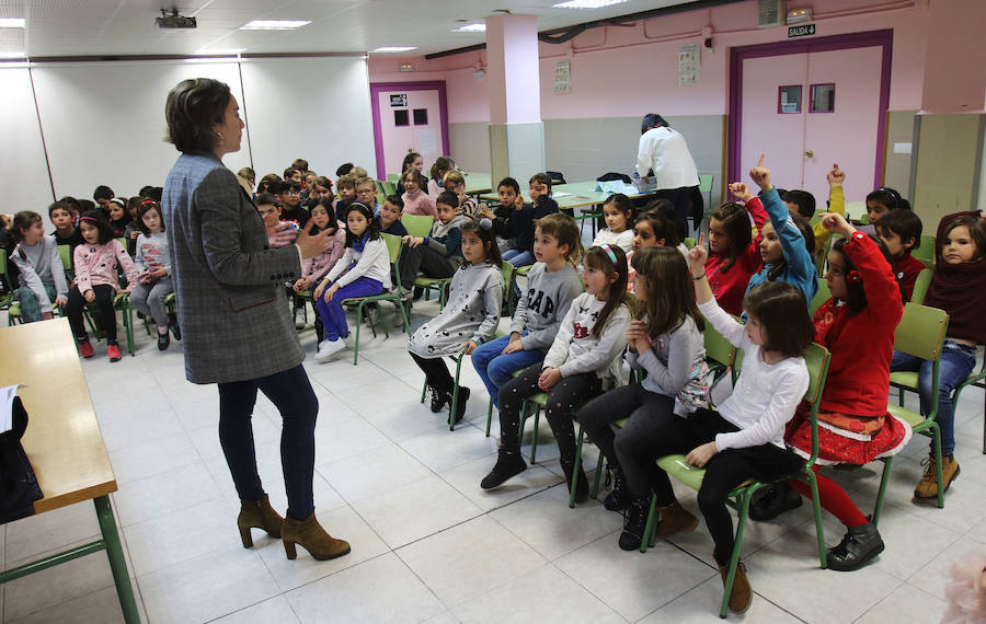 La alcaldesa ha visitado el colegio en respuesta a la invitación que le hicieron los alumnos de 2º de Primaria 