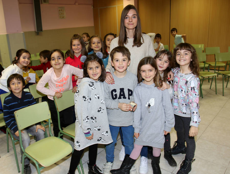 La alcaldesa ha visitado el colegio en respuesta a la invitación que le hicieron los alumnos de 2º de Primaria 