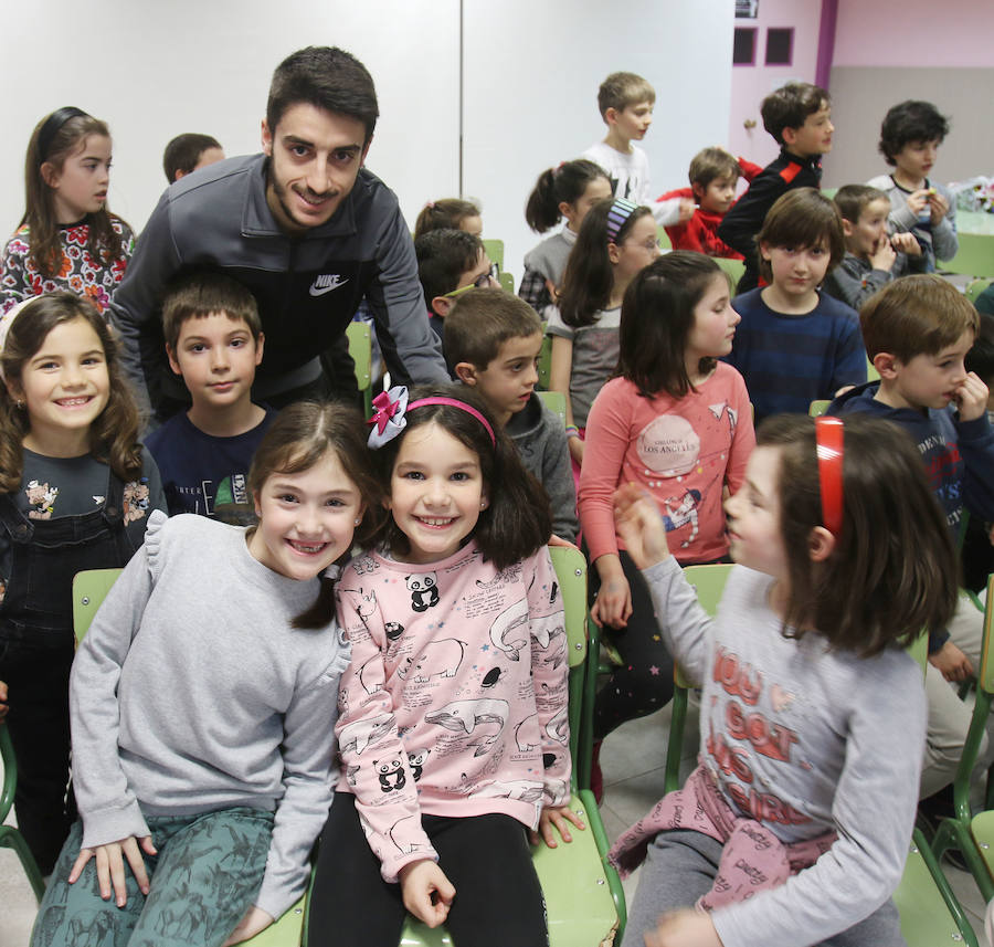 La alcaldesa ha visitado el colegio en respuesta a la invitación que le hicieron los alumnos de 2º de Primaria 