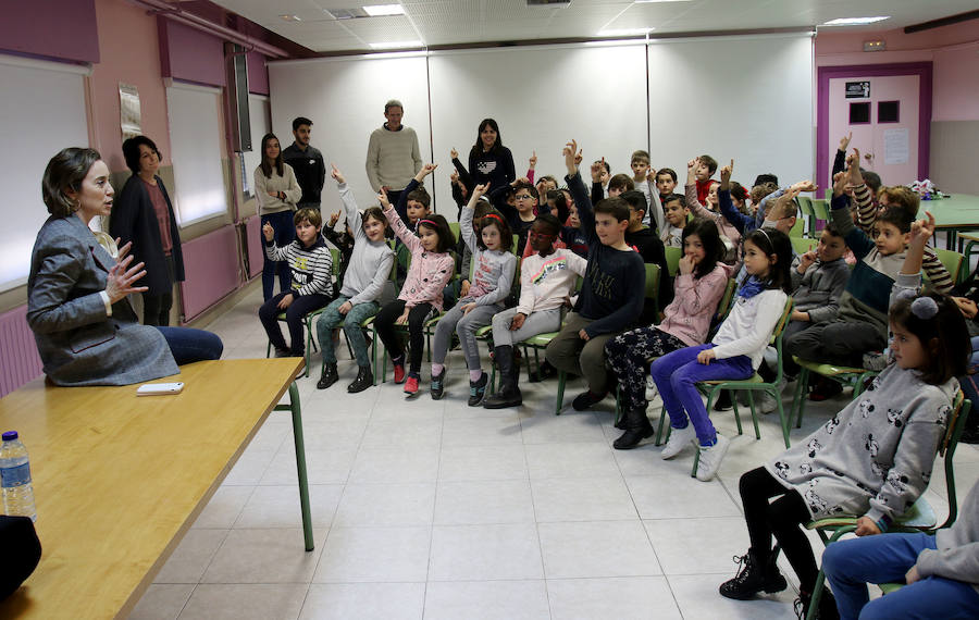 La alcaldesa ha visitado el colegio en respuesta a la invitación que le hicieron los alumnos de 2º de Primaria 