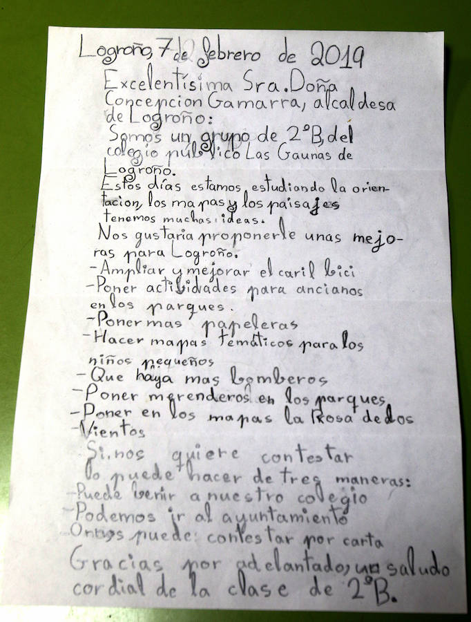 La alcaldesa ha visitado el colegio en respuesta a la invitación que le hicieron los alumnos de 2º de Primaria 