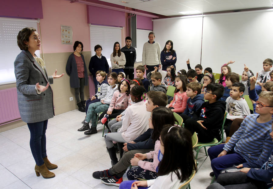 La alcaldesa ha visitado el colegio en respuesta a la invitación que le hicieron los alumnos de 2º de Primaria 