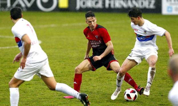 Rodrigo, en un momento del partido frente al Langreo en Anduva. :: avelino gómez