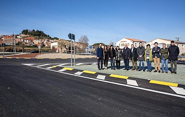 Ceniceros, Cuevas y miembros de la Corporación navarretana, en la nueva glorieta de acceso. :: g. d. l. r..