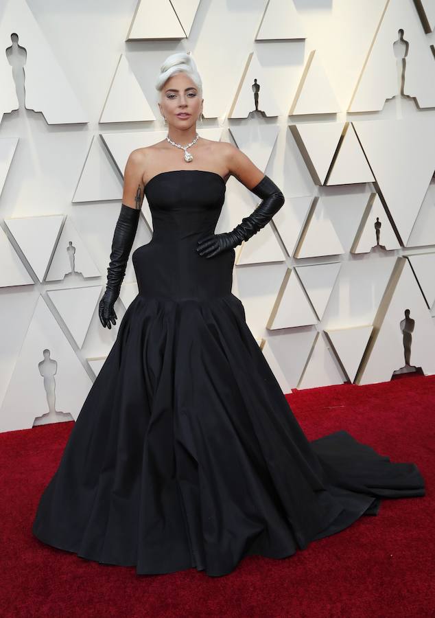 Lady Gaga posa con un vestido negro de Alexander McQueen y un collar valorado en 50 millones de dólares.
