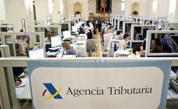 Empleados en una oficina de la Agencia Tributaria.