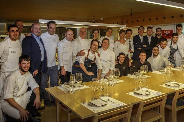 Cocineros y ayudantes se hacen la foto de rigor en el restaurante Tondeluna donde las estrellas riojanas de los fogones sirvieron anoche una cena solidaria para sesenta comensales con el fin de ayudar económicamente a la Cocina Económica.