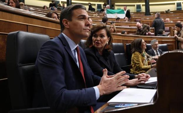 El presidente del Gobierno, Pedro Sánchez, y la vicepresidenta, Carmen Calvo. 