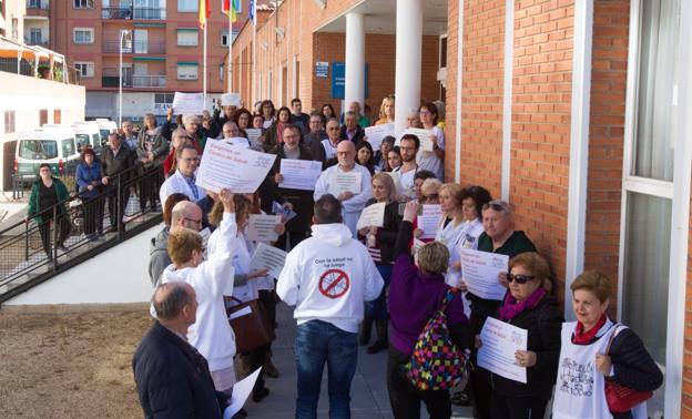 Concentración de personal médico y de enfermería ayer en el centro de salud Joaquín Elizalde. :: díaz uriel