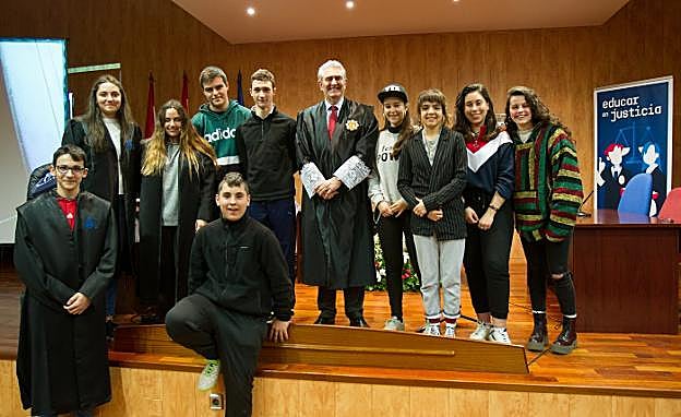 Alumnos del IES La Laboral y Javier Marca posan antes de iniciar la simulación del juicio en el instituto de Lardero. :: 
