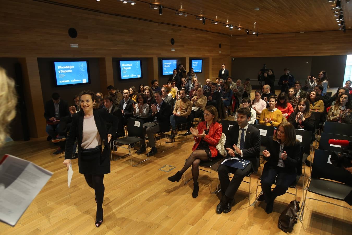 El Ayuntamiento de Logroño ha constituido el Observatorio Mujer y Deporte que nace para impulsar programas y estrategias que potencien el deporte femenino y, así, avanzar en la igualdad en la sociedad. La alcaldesa de Logroño, Concepción Gamarra, ha presentado este Observatorio en el marco del I Foro Mujer y Deporte, organizado por Diario LA RIOJA y promovido por , un espacio de reflexión sobre la situación del deporte en el que participan representantes de diferentes instituciones y al que han acudido diferentes deportistas de élite.