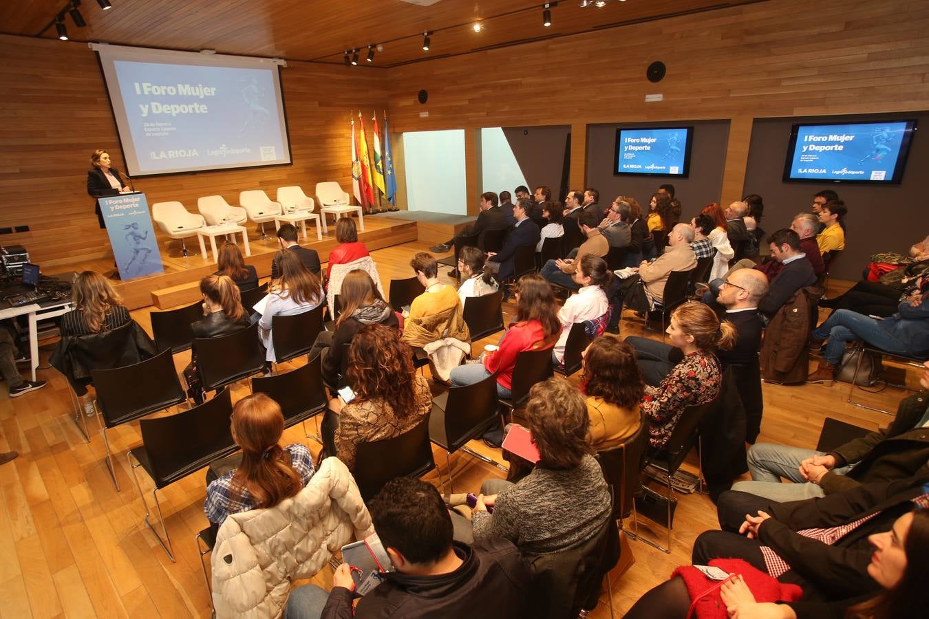 El Ayuntamiento de Logroño ha constituido el Observatorio Mujer y Deporte que nace para impulsar programas y estrategias que potencien el deporte femenino y, así, avanzar en la igualdad en la sociedad. La alcaldesa de Logroño, Concepción Gamarra, ha presentado este Observatorio en el marco del I Foro Mujer y Deporte, organizado por Diario LA RIOJA y promovido por , un espacio de reflexión sobre la situación del deporte en el que participan representantes de diferentes instituciones y al que han acudido diferentes deportistas de élite.