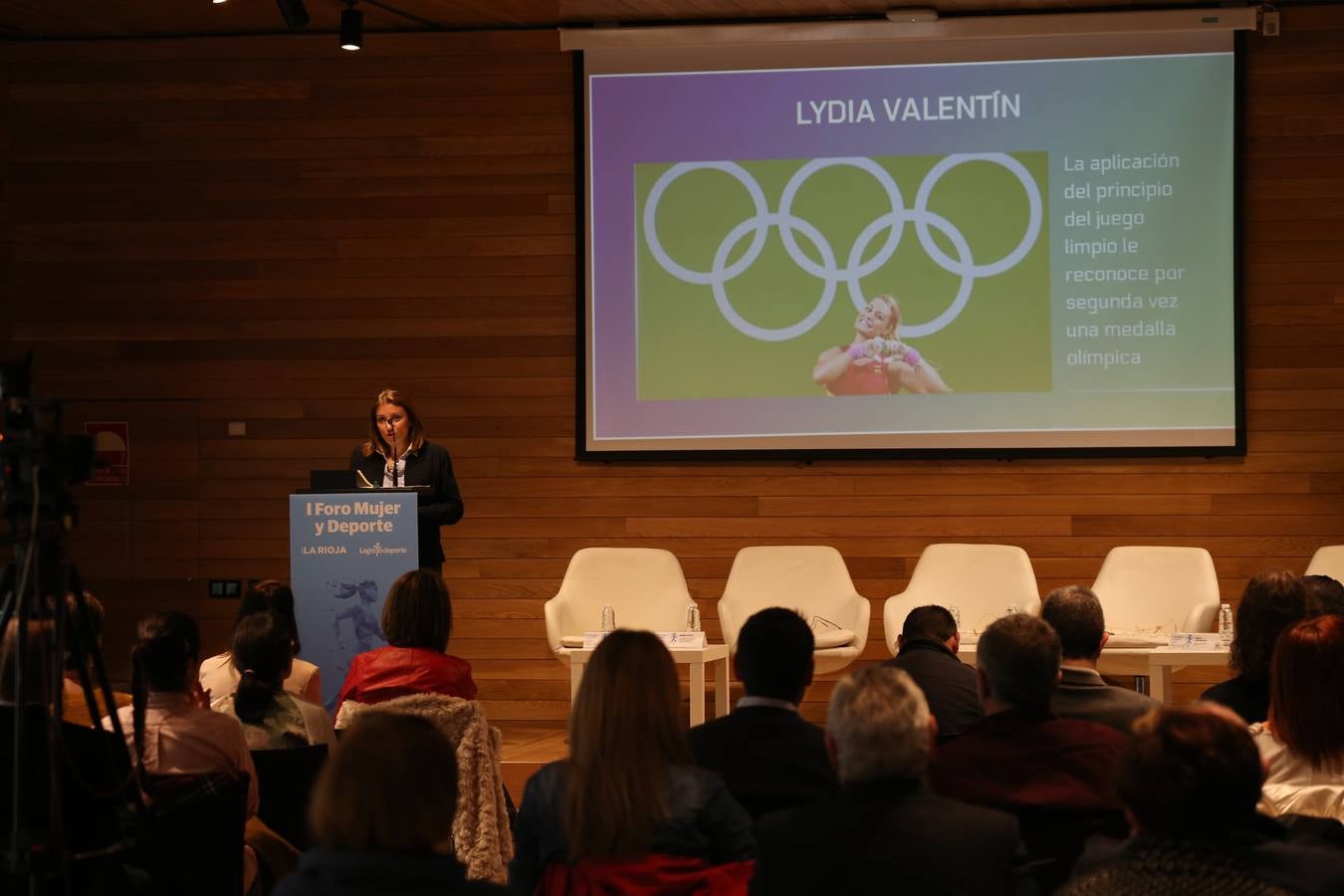 El Ayuntamiento de Logroño ha constituido el Observatorio Mujer y Deporte que nace para impulsar programas y estrategias que potencien el deporte femenino y, así, avanzar en la igualdad en la sociedad. La alcaldesa de Logroño, Concepción Gamarra, ha presentado este Observatorio en el marco del I Foro Mujer y Deporte, organizado por Diario LA RIOJA y promovido por , un espacio de reflexión sobre la situación del deporte en el que participan representantes de diferentes instituciones y al que han acudido diferentes deportistas de élite.