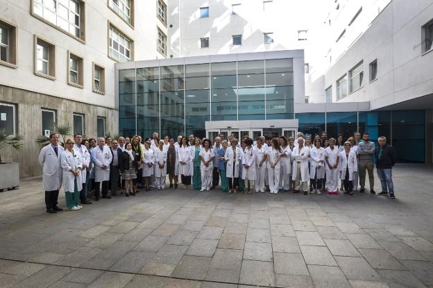 Profesionales de los servicios implicados en donación y trasplantes en una imagen de archivo con la trasplantada de riñón número 100 a las puertas del Hospital San Pedro en La Rioja. 