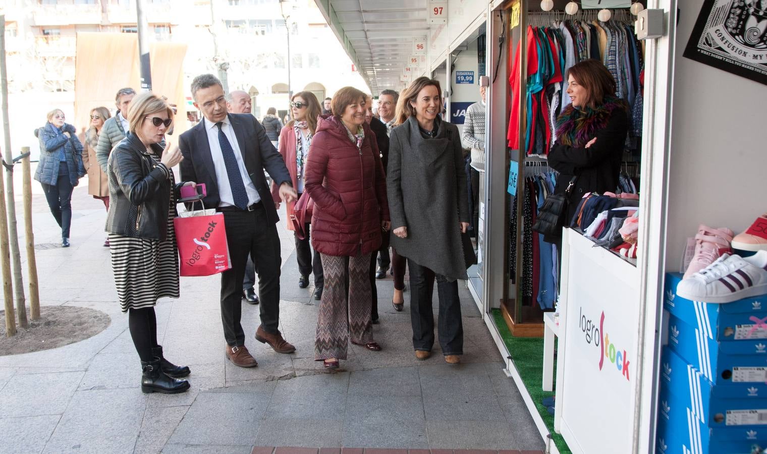 Los ciudadanos han acudido en la jornada en la que se ha inaugurado esta feria del comercio