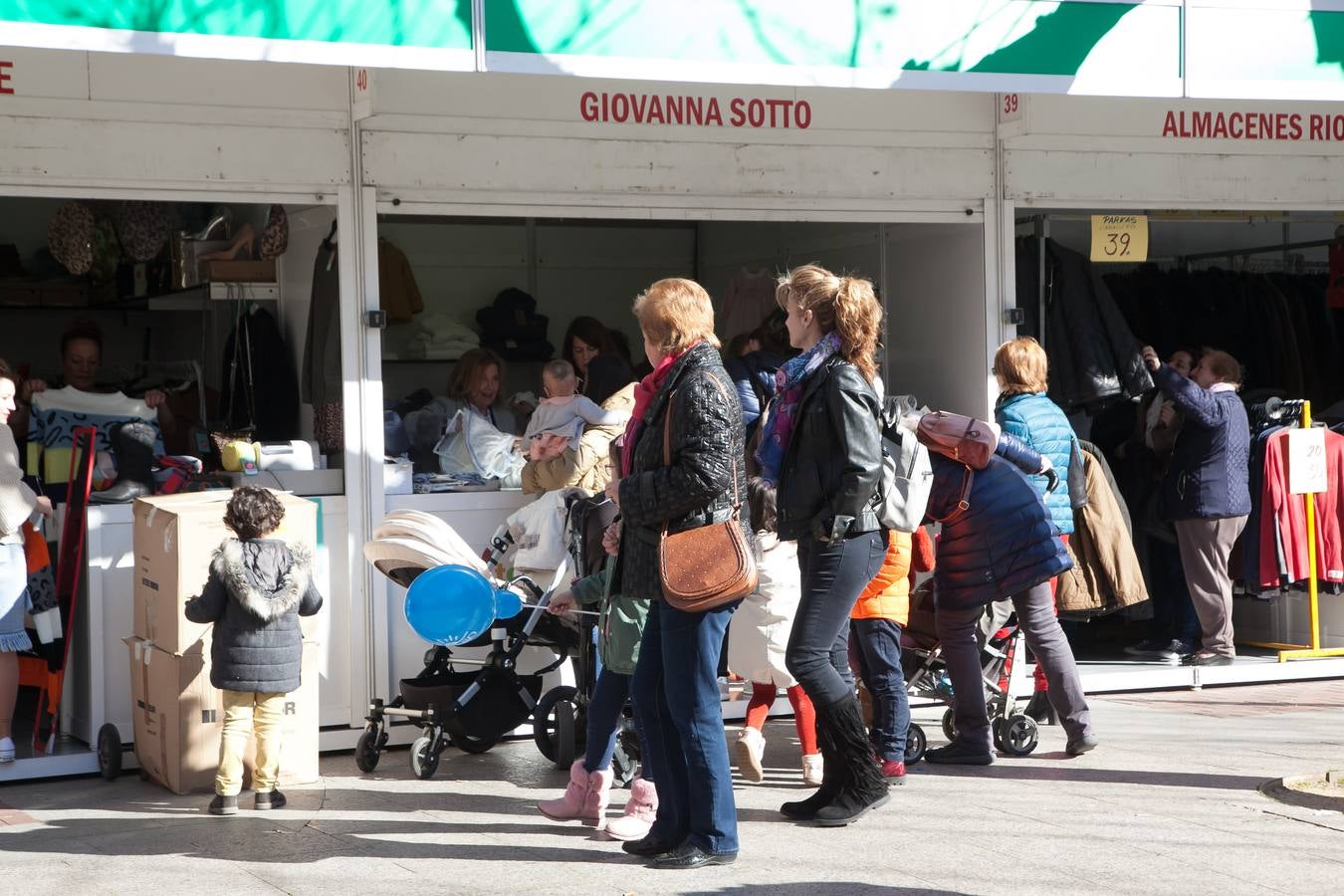 Los ciudadanos han acudido en la jornada en la que se ha inaugurado esta feria del comercio