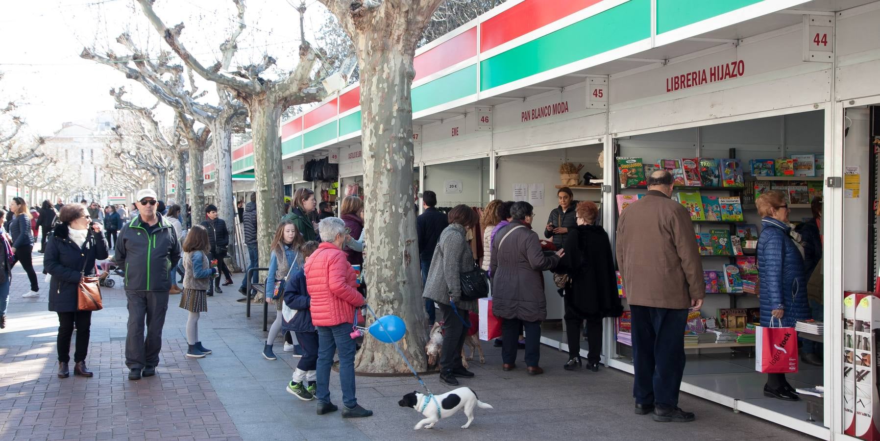 Los ciudadanos han acudido en la jornada en la que se ha inaugurado esta feria del comercio