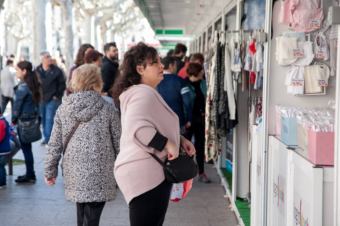 Los ciudadanos han acudido en la jornada en la que se ha inaugurado esta feria del comercio