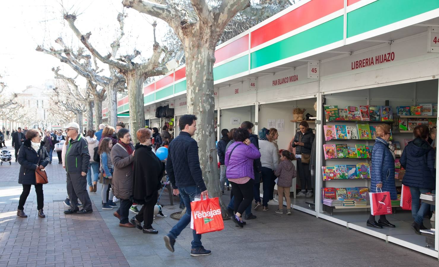 Los ciudadanos han acudido en la jornada en la que se ha inaugurado esta feria del comercio