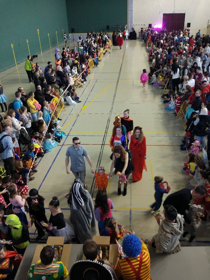 Lardero siempre se vuelca con los Carnavales y en esta ocasión no podía ser de otra manera. El frontón de la localidad y las calles del municipio se han llenado de gente disfrazada.