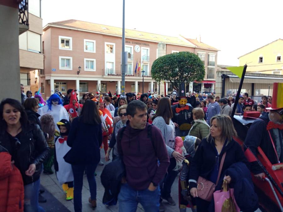 Lardero siempre se vuelca con los Carnavales y en esta ocasión no podía ser de otra manera. El frontón de la localidad y las calles del municipio se han llenado de gente disfrazada.