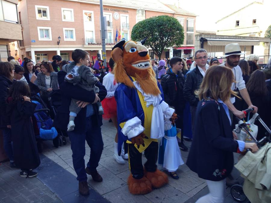 Lardero siempre se vuelca con los Carnavales y en esta ocasión no podía ser de otra manera. El frontón de la localidad y las calles del municipio se han llenado de gente disfrazada.