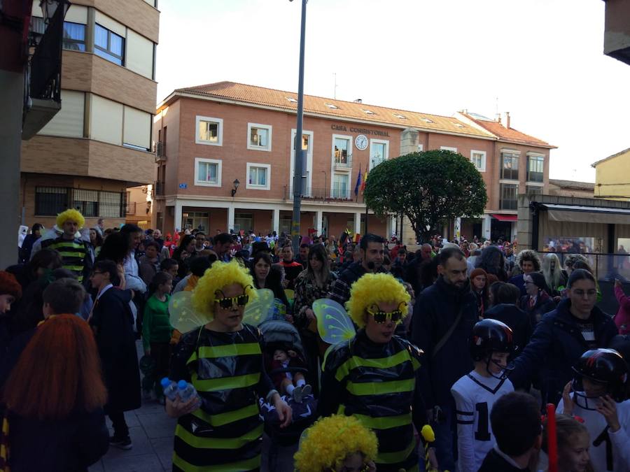 Lardero siempre se vuelca con los Carnavales y en esta ocasión no podía ser de otra manera. El frontón de la localidad y las calles del municipio se han llenado de gente disfrazada.