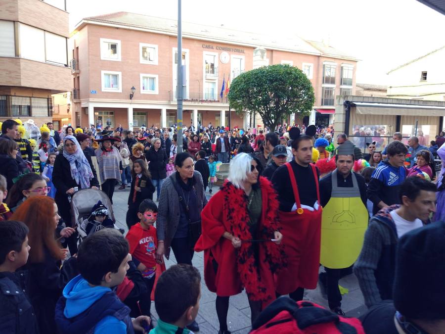 Lardero siempre se vuelca con los Carnavales y en esta ocasión no podía ser de otra manera. El frontón de la localidad y las calles del municipio se han llenado de gente disfrazada.