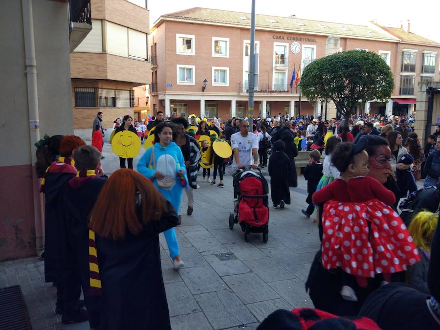 Lardero siempre se vuelca con los Carnavales y en esta ocasión no podía ser de otra manera. El frontón de la localidad y las calles del municipio se han llenado de gente disfrazada.