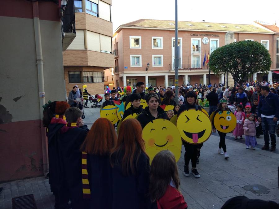 Lardero siempre se vuelca con los Carnavales y en esta ocasión no podía ser de otra manera. El frontón de la localidad y las calles del municipio se han llenado de gente disfrazada.