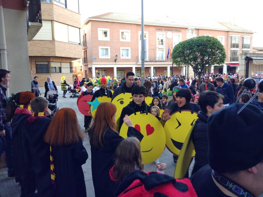 Lardero siempre se vuelca con los Carnavales y en esta ocasión no podía ser de otra manera. El frontón de la localidad y las calles del municipio se han llenado de gente disfrazada.