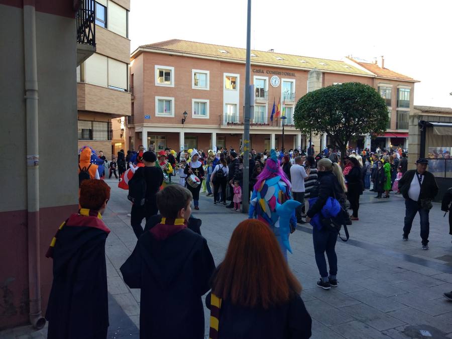 Lardero siempre se vuelca con los Carnavales y en esta ocasión no podía ser de otra manera. El frontón de la localidad y las calles del municipio se han llenado de gente disfrazada.