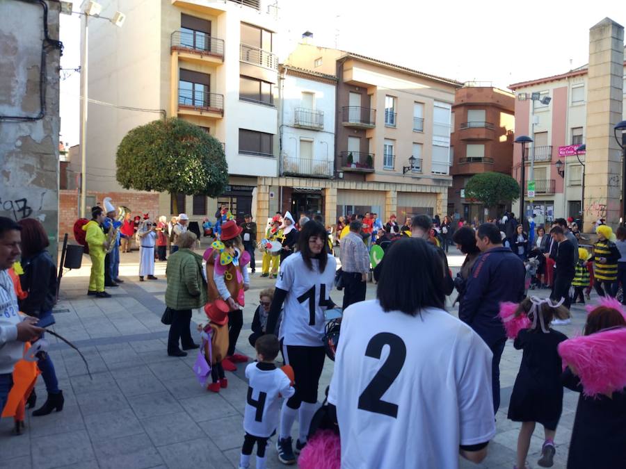 Lardero siempre se vuelca con los Carnavales y en esta ocasión no podía ser de otra manera. El frontón de la localidad y las calles del municipio se han llenado de gente disfrazada.