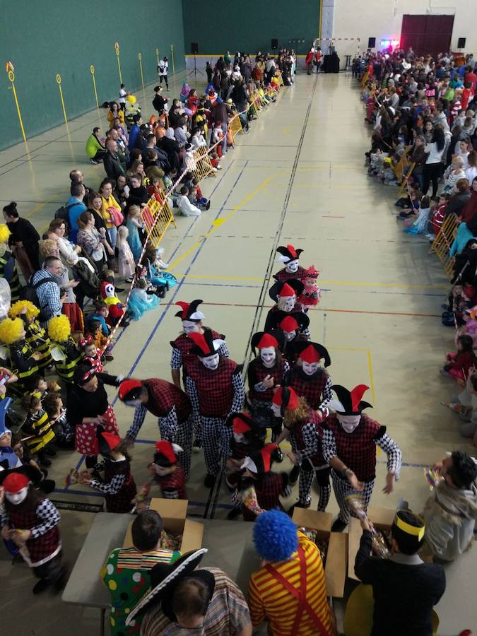 Lardero siempre se vuelca con los Carnavales y en esta ocasión no podía ser de otra manera. El frontón de la localidad y las calles del municipio se han llenado de gente disfrazada.