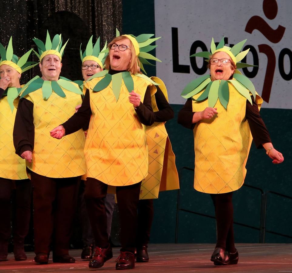 Los mayores de Logroño también disfrutan con el Carnaval en su tradicional cita en el l polideportivo de Las Gaunas