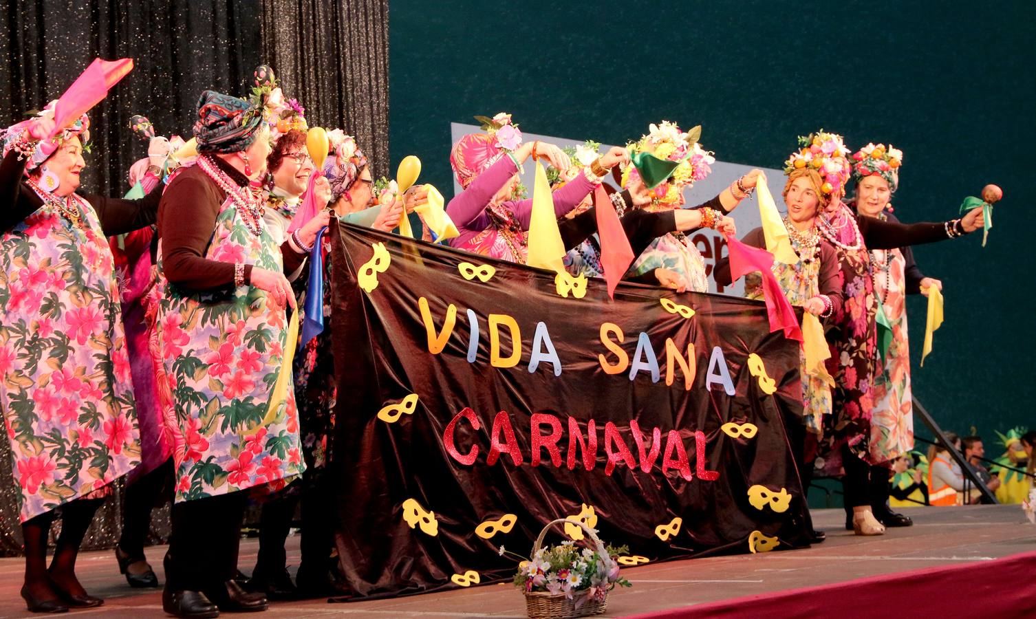 Los mayores de Logroño también disfrutan con el Carnaval en su tradicional cita en el l polideportivo de Las Gaunas