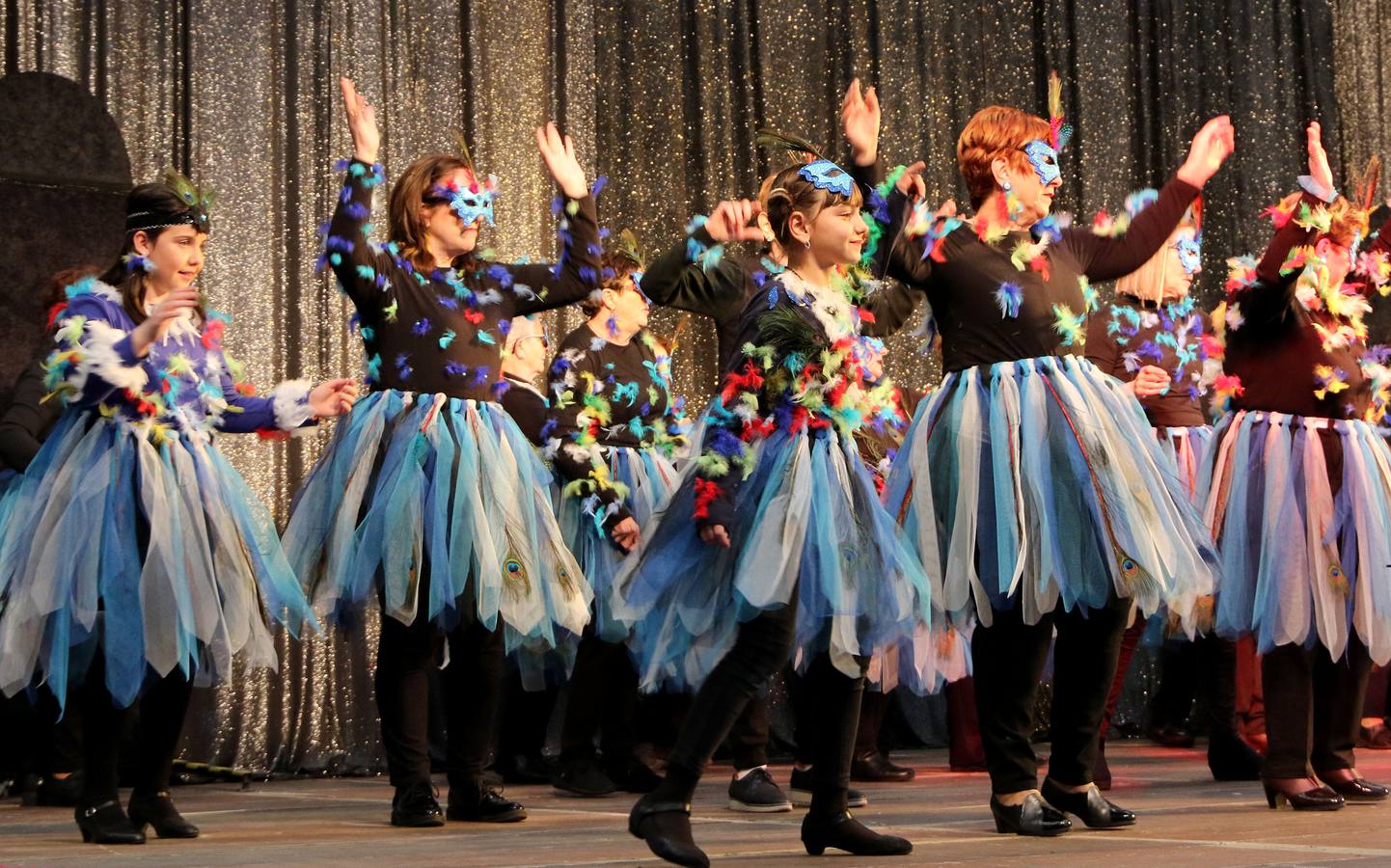 Los mayores de Logroño también disfrutan con el Carnaval en su tradicional cita en el l polideportivo de Las Gaunas