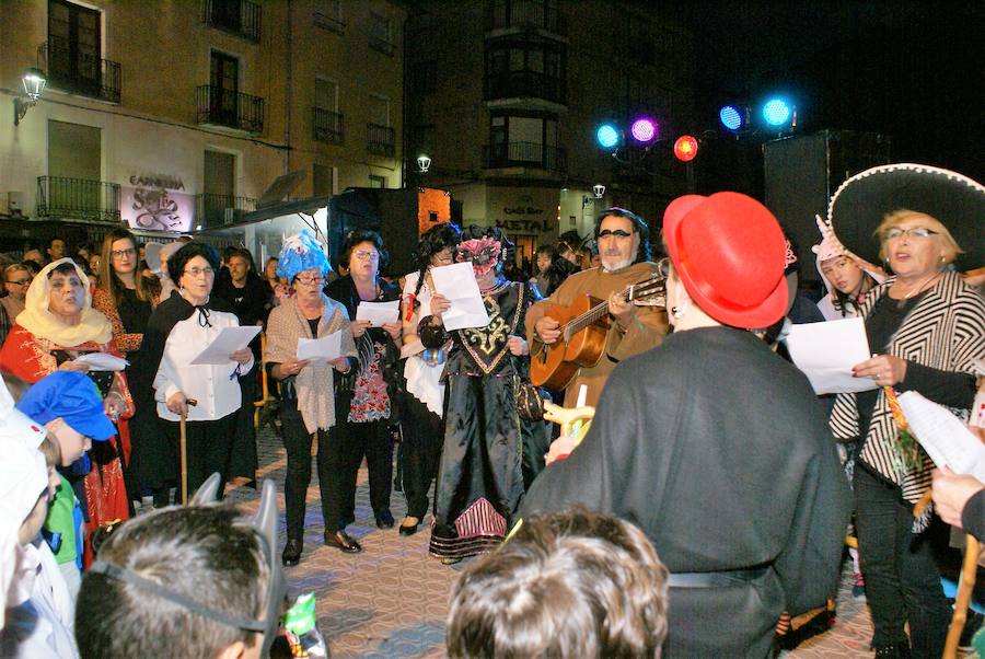 El desfile puso color a las calles najerenses. Mayores y pequeños dieron rinda suelta a su imaginación.