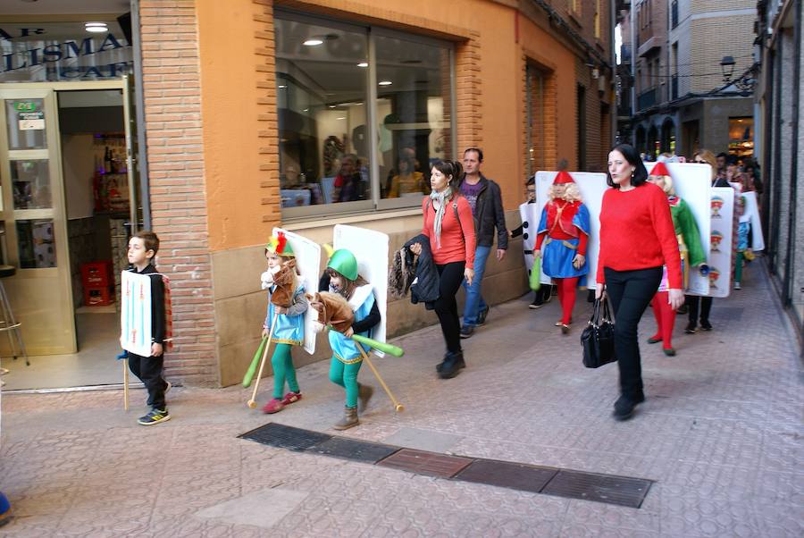 El desfile puso color a las calles najerenses. Mayores y pequeños dieron rinda suelta a su imaginación.