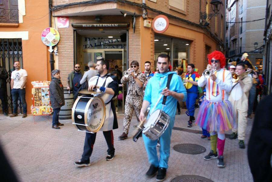 El desfile puso color a las calles najerenses. Mayores y pequeños dieron rinda suelta a su imaginación.