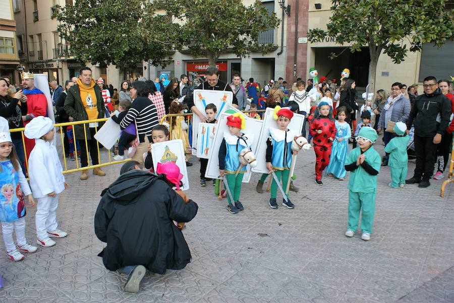 El desfile puso color a las calles najerenses. Mayores y pequeños dieron rinda suelta a su imaginación.