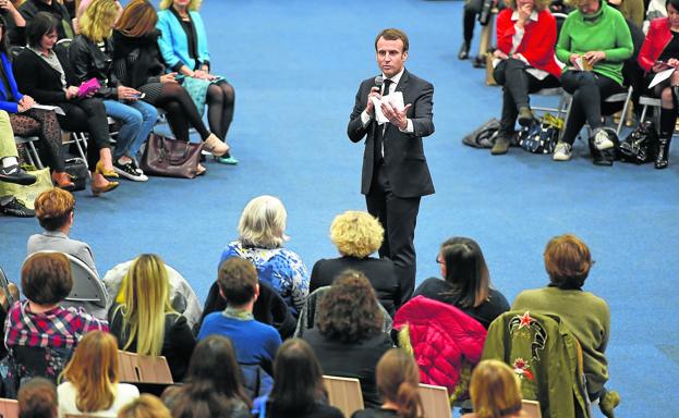 El presidente francés, Emmanuel Macron, en un debate con mujeres en la localidad de Pessac el pasado jueves.