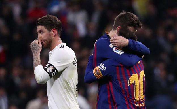 Piqué, abrazando a Messi al término del encuentro.